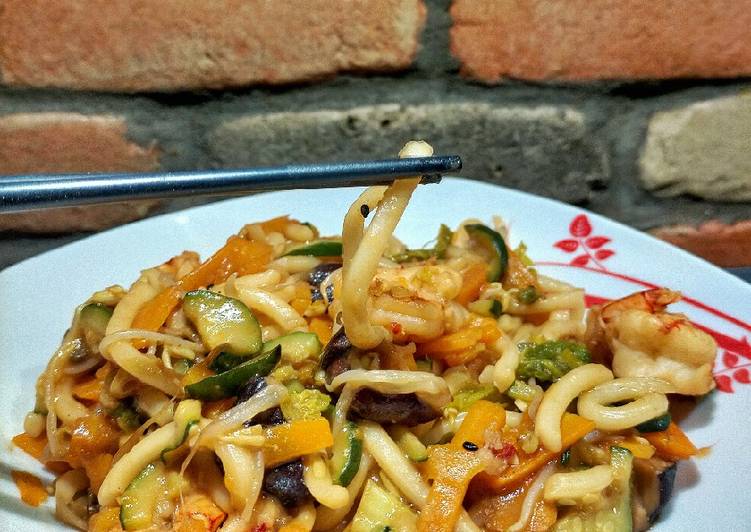 Ricetta Yaki Udon Udon Saltato Ai Gamberi E Verdure Di Mangiando Si Impara Cookpad