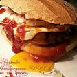 Hamburguesa XXL rellena de queso, con tomate y huevo