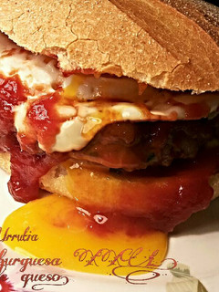 Una foto de Hamburguesa XXL rellena de queso, con tomate y huevo
