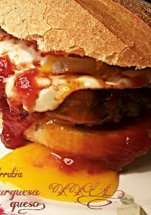 Foto principal de Hamburguesa XXL rellena de queso, con tomate y huevo
