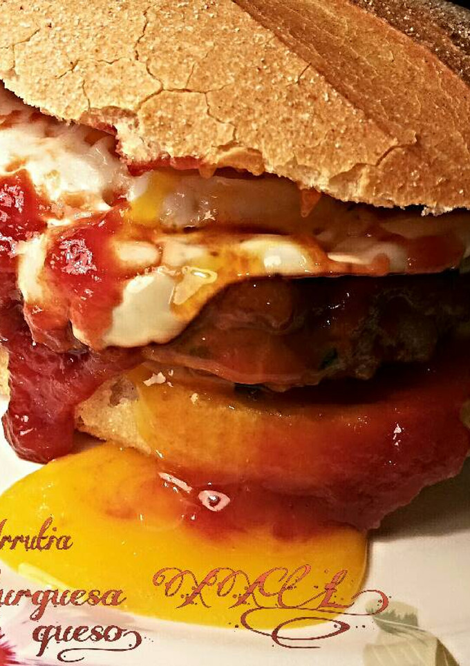 Una foto de Hamburguesa XXL rellena de queso, con tomate y huevo