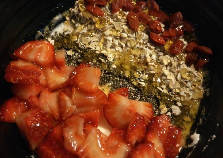 How to Prepare Homemade Chia & strawberry bowl