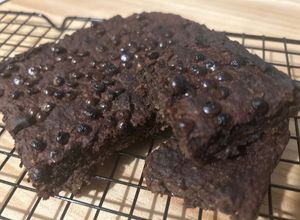 Una foto de Brownie de Porotos Negros Vegano y Sin Azúcar