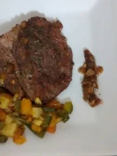 Una foto de Bife Americano al horno con Salteado de Verduras