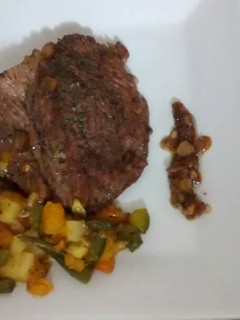 Una foto de Bife Americano al horno con Salteado de Verduras