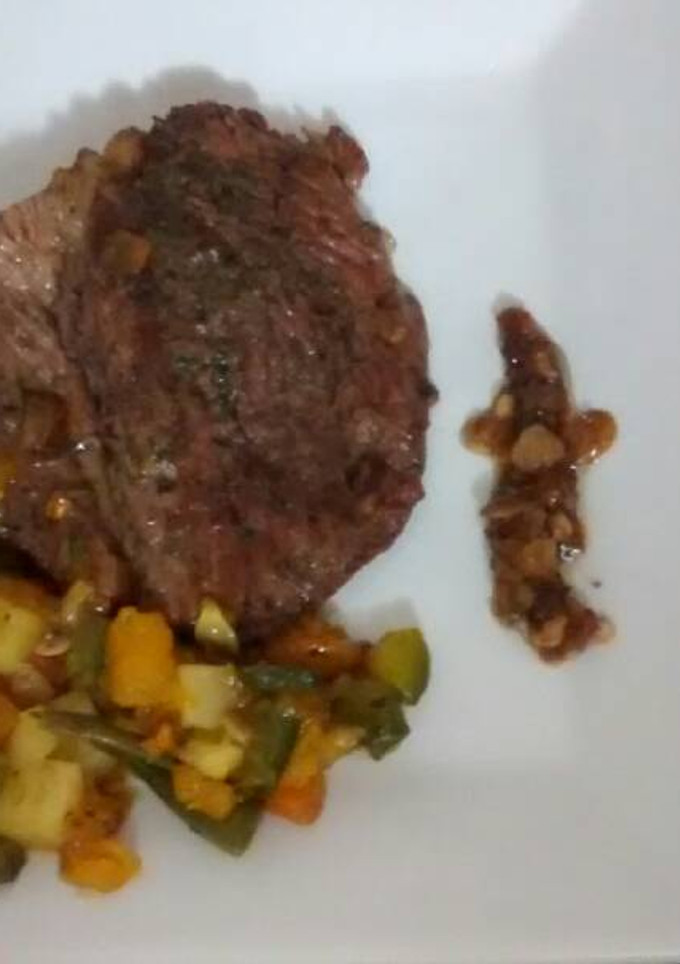 Una foto de Bife Americano al horno con Salteado de Verduras