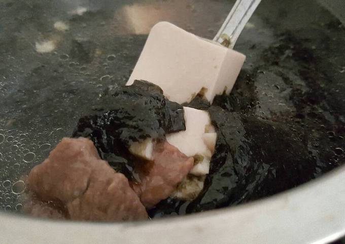 Cara Gampang Menyajikan Sup Rumput Laut (Miyeokguk) dengan Daging Sapi dan Tahu Sutra yang Sempurna