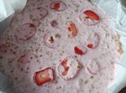 Una foto de gelatina con fruta y leche condensada