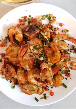 รูปของ กุ้งทอดกรอบคั่วพริกเกลือและพริกไทอ่อน