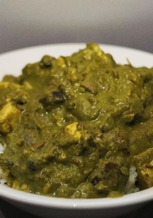 A picture of Paalak paneer.