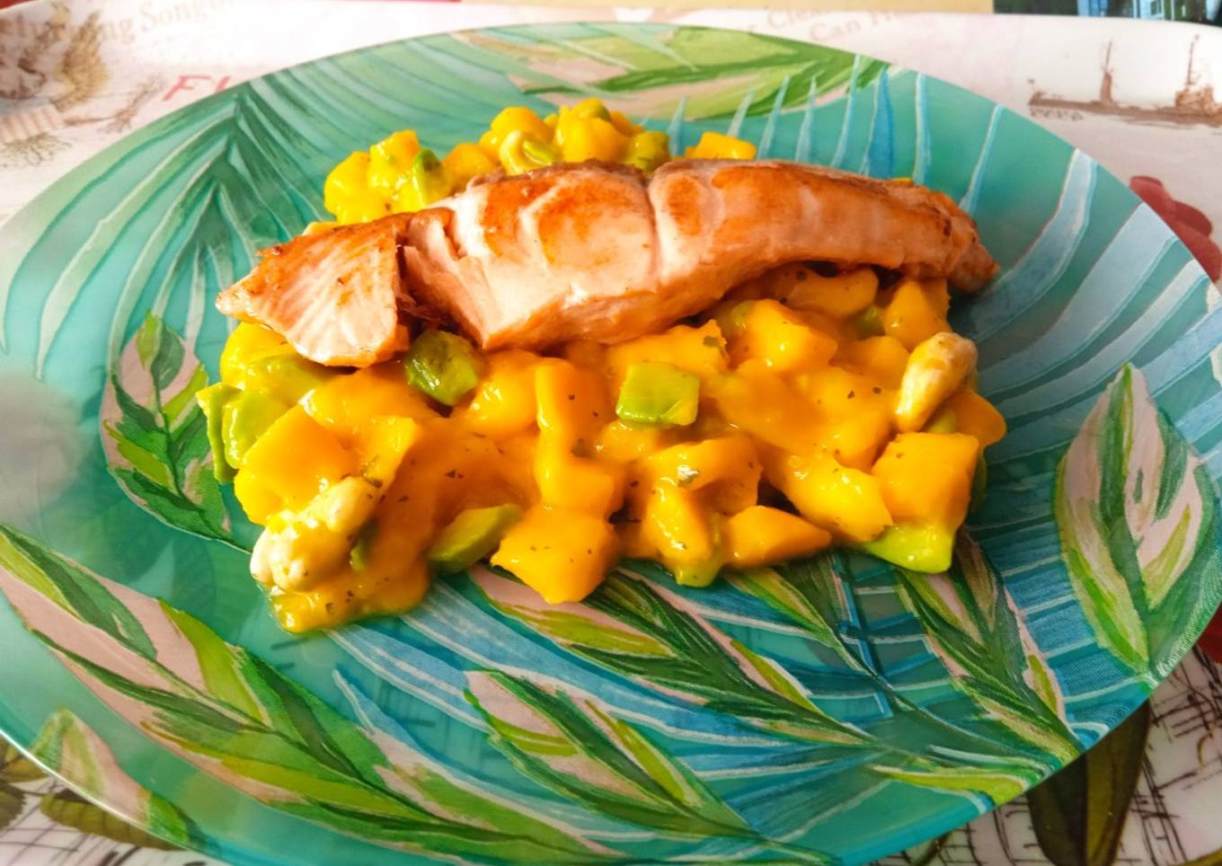 Salmón con tartar de mango y aguacate