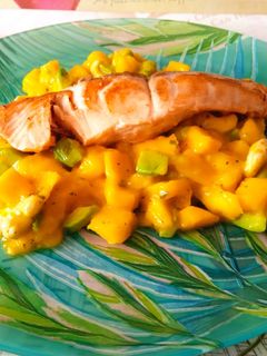 Una foto de Salmón con tartar de mango y aguacate