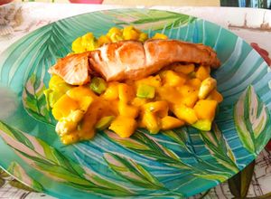 Foto principal de Salmón con tartar de mango y aguacate