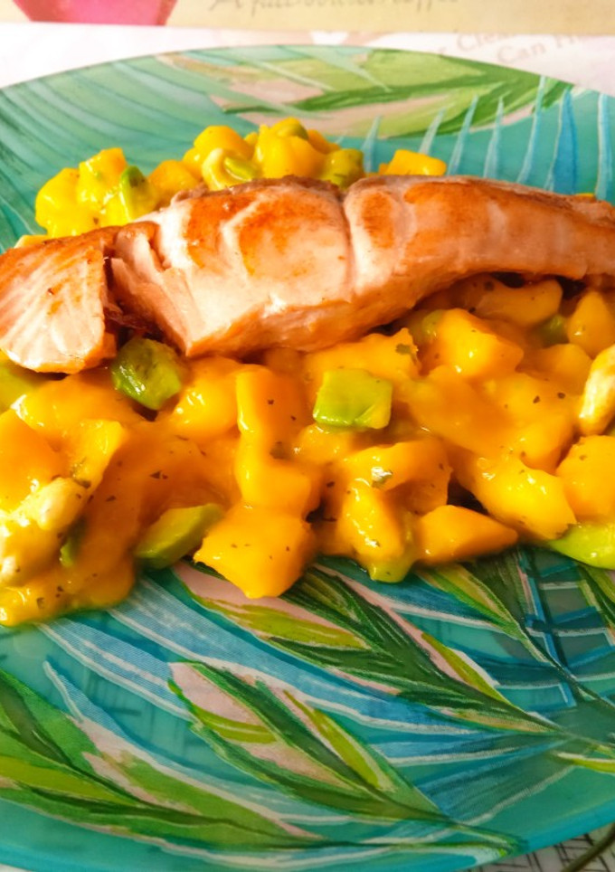 Una foto de Salmón con tartar de mango y aguacate