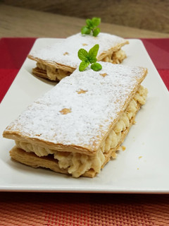 Una foto de Milhojas de crema de turrón y yogur