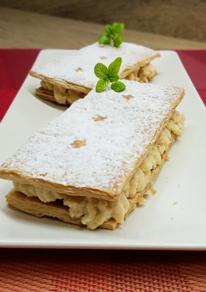 Una foto de Milhojas de crema de turrón y yogur