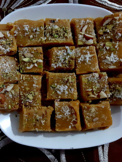 बेसन की बर्फी (Besan ki barfi recipe in Hindi) रेसिपी मुख्य फोटो