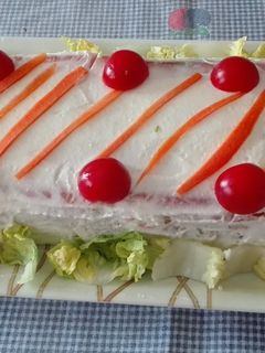 Una foto de Pastel frío de salmón, atún y pan de molde