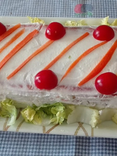 Una foto de Pastel frío de salmón, atún y pan de molde