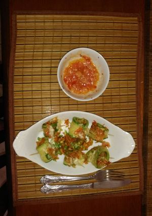 Una foto de Rollitos de calabacín y salsa de tomate