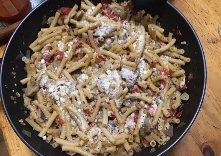 One pot pasta : macaronis aux légumes,citron confit et tête de moine