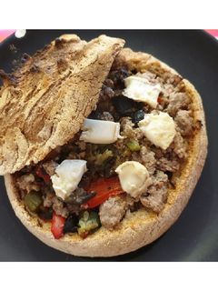 Una foto de Hogaza de pan rellena de carne y verduras