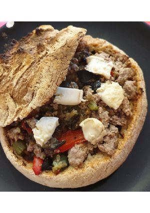 Una foto de Hogaza de pan rellena de carne y verduras