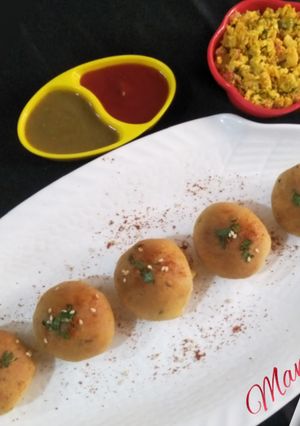 A picture of Paneer stuffed cheezy bomb.(baked).