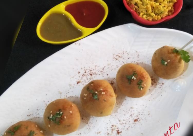 Recipe of Favorite Paneer stuffed cheezy bomb.(baked)