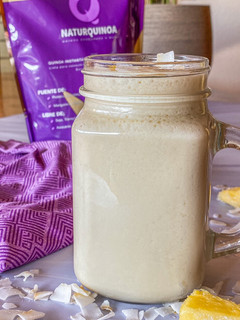 Una foto de Batido de piña colada y quinoa
