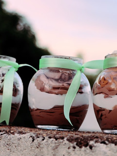 கிளாஸ் பவுல் டபுள் சாக்லேட் மூஸ் (Glass bowl double chocolate mousse recipe in tamil) செய்முறை முக்கிய புகைப்படம்