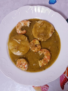 Una foto de Merluza con salsa de gambas fácil