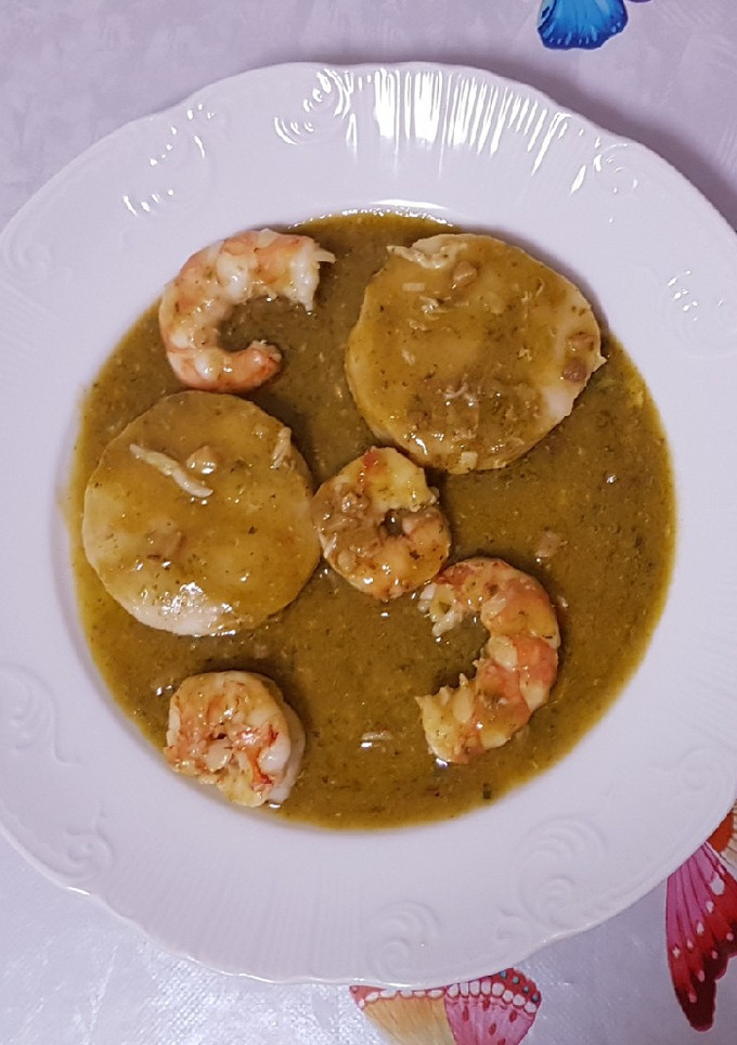 Una foto de Merluza con salsa de gambas fácil