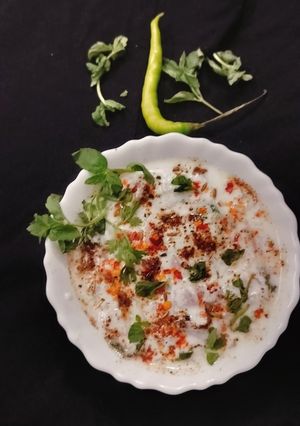 ठंडक को मात देने वाला मिंट फ्लेवर में प्याज़ का रायता रेसिपी मुख्य फोटो