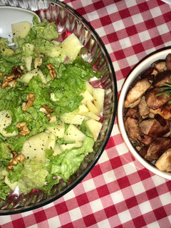 Una foto de Ensalada de palta con manzana + cuadritos de panceta pollo y bondiola