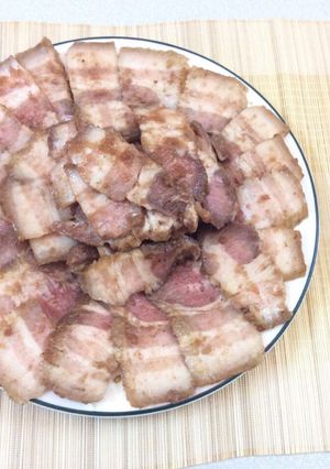 Hình của món Thịt ba rọi, thit bò nướng trên bàn.