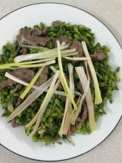 Hình của món Hoa thiên lý xào thịt bò của O Gái.