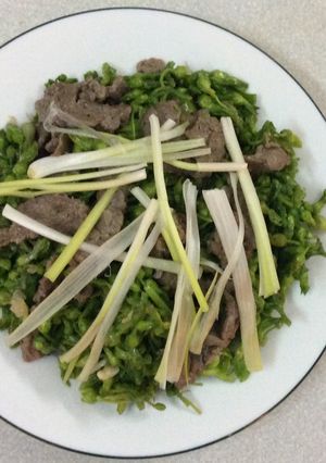Hình của món Hoa thiên lý xào thịt bò của O Gái.
