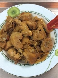 Hình của món Gà kho măng chua.