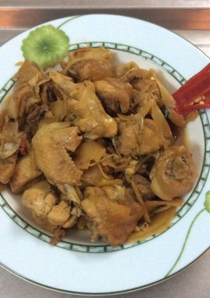 Hình của món Gà kho măng chua.