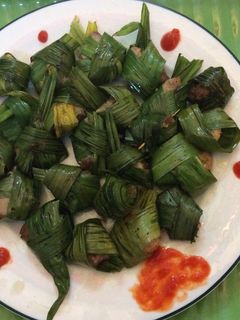 Hình của món Đùi gà cuốn lá dứa ( lá cơm nếp).