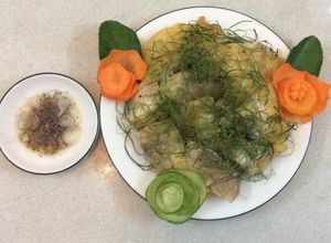 Hình của món Gà luộc lá chanh.