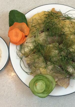 Hình của món Gà luộc lá chanh.