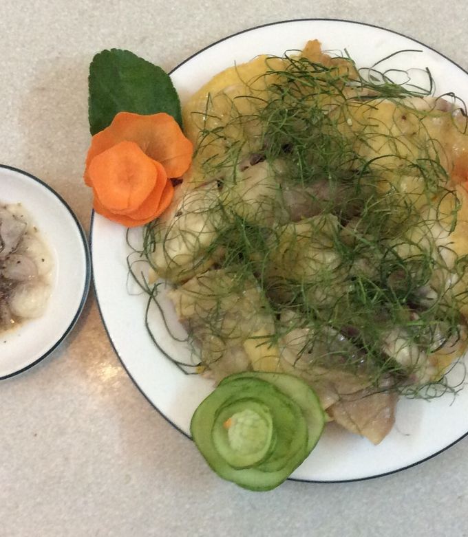 Hình của món Gà luộc lá chanh.