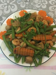 Hình của món Rau củ xào tôm do O Gái làm.