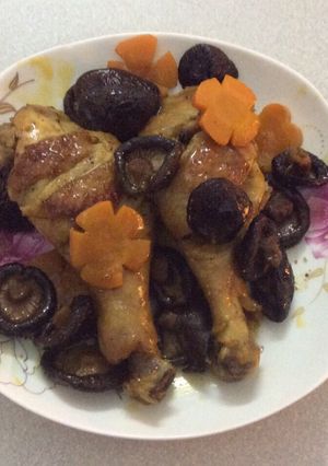 Hình của món Đùi gà om nấm hương.