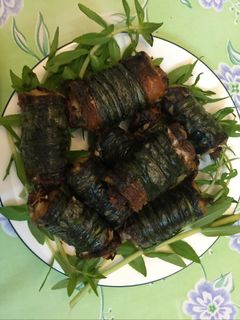 Hình của món Lươn cuốn lá xương sông, bó lạt chiên.