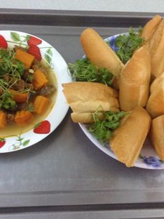 Hình của món Bò kho sa tế bánh mì.