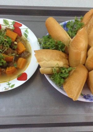 Hình của món Bò kho sa tế bánh mì.