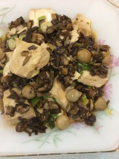 Hình của món Đậu hũ om nấm chay.